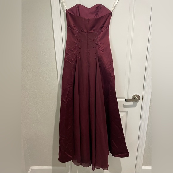 Davids bridal beautiful strapless gown - Picture 1 of 3